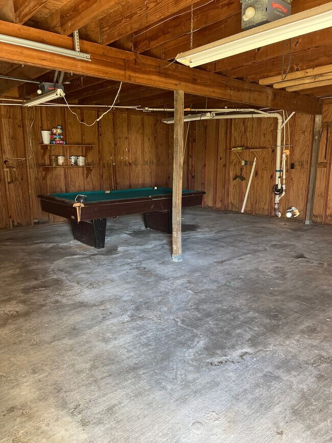 Building Photo - 2 bedroom home for lease with garage and apartment above garage