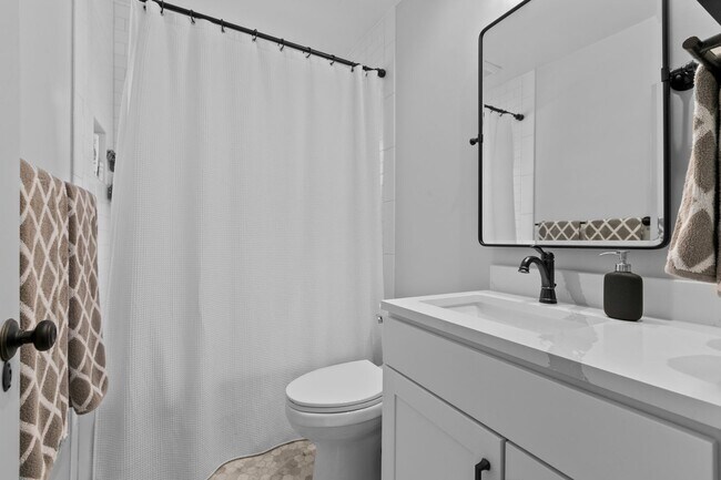 Building Photo - 3bd/1.75ba Seattle Home