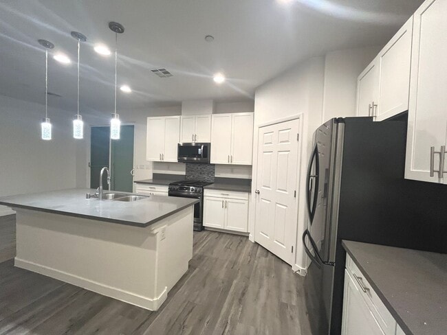 Building Photo - Single-story 1326 sq ft, townhome built in 2019 w/3 bed, 2 bath & spacious attached 2-car garage ...