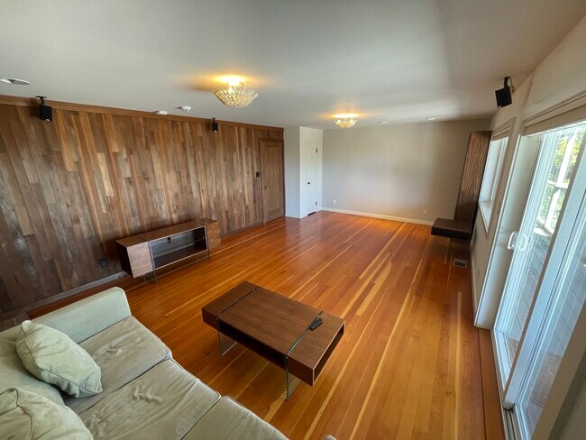 Building Photo - 1915 Oakview Dr