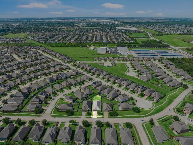 Building Photo - 3835 Raintree Village Dr