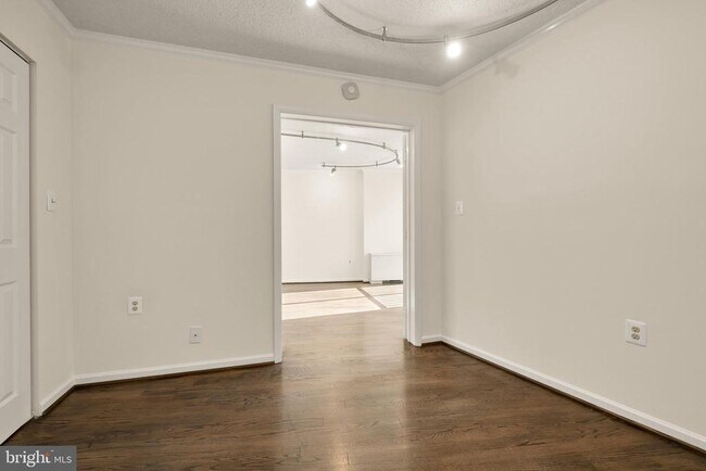 Building Photo - 1239 Vermont Ave NW