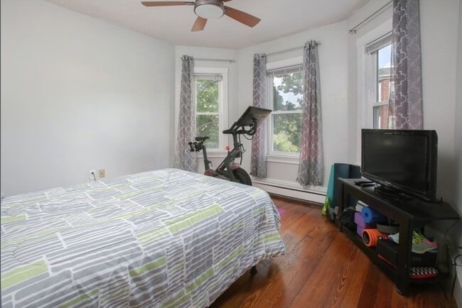 Building Photo - Updated 3 bed - Private Porch - In Unit Laundry