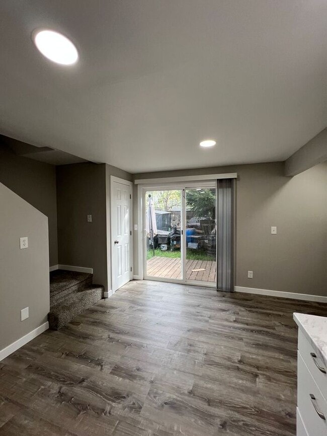 Building Photo - Updated 2BD/1BA Townhome- Move-In Ready Just in Time for Summer!