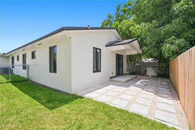 Building Photo - 3463 SW 24th St