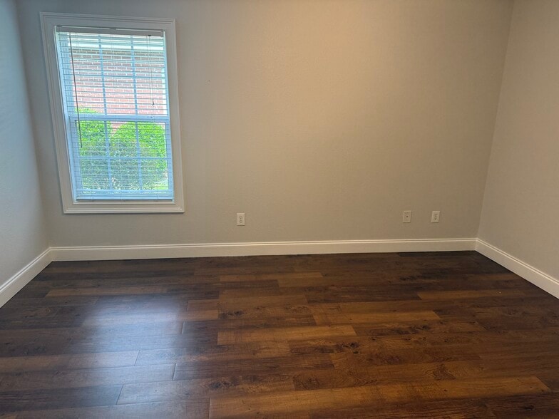 Building Photo - 802 W Longleaf Dr