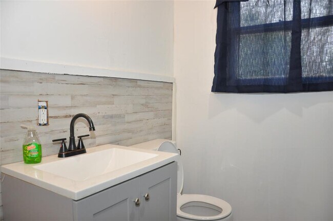 Building Photo - 1408 E Avenue D