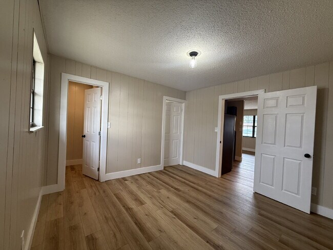 Building Photo - Renovated 1-bedroom, 1-bath apartment feat...