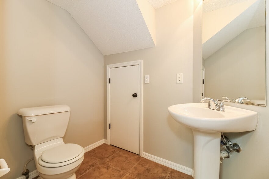 Building Photo - 7131 Waterside Dr