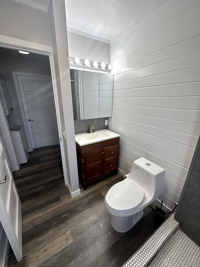 Building Photo - 1st Month Rent Free!  Charming & Modern 2-...