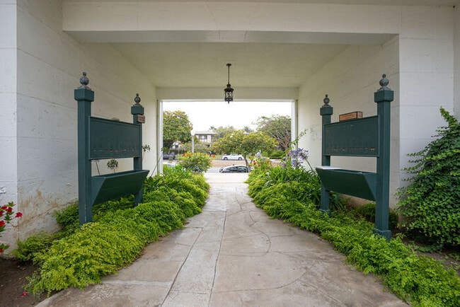 Building Photo - 415 San Vicente Blvd