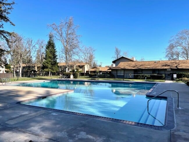 Building Photo - Updated 3 bedroom, 2.5 bath, 2 story townh...