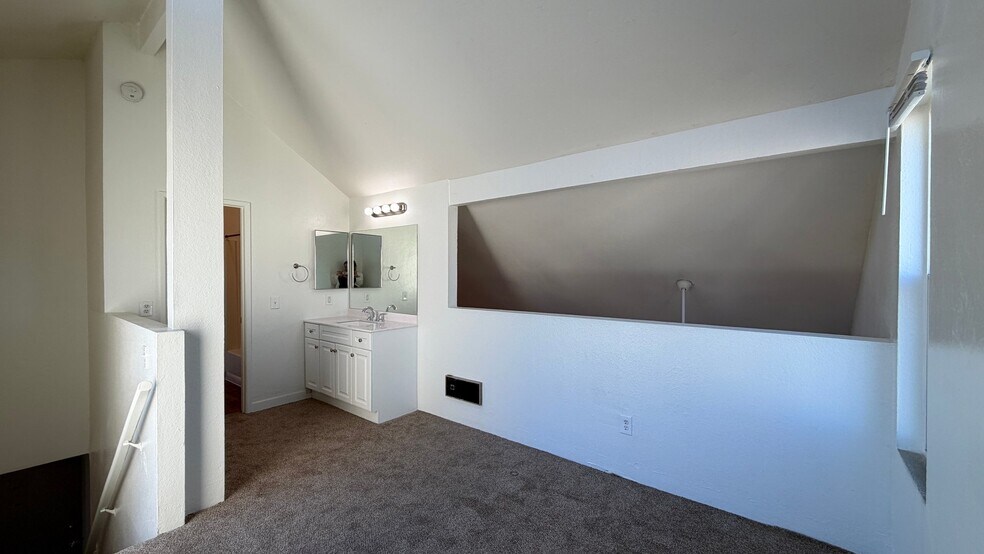 Building Photo - 5027 Guava Ave