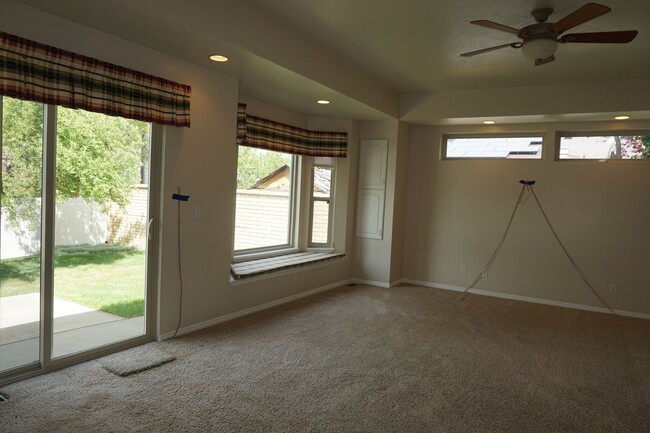 Building Photo - 5 Bedroom Sandy Home