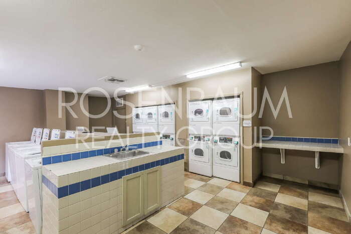 Building Photo - 1810 E Blacklidge Dr