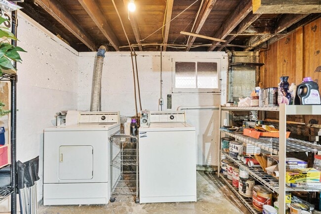 Building Photo - Charming 1-bdrm/1-bath in 1900s Victorian triplex—Prime location, shared laundry & yard