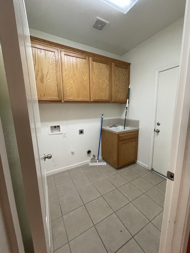 Laundry Room - 5648 W Millbrae Ave