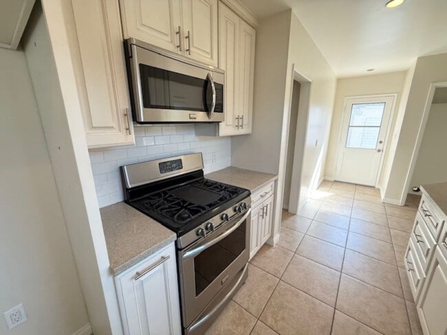 Building Photo - WONDERFUL LAKEWOOD HOME-NEW ON MARKET!!