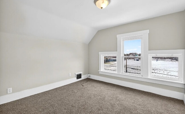 Building Photo - 458 Kling St