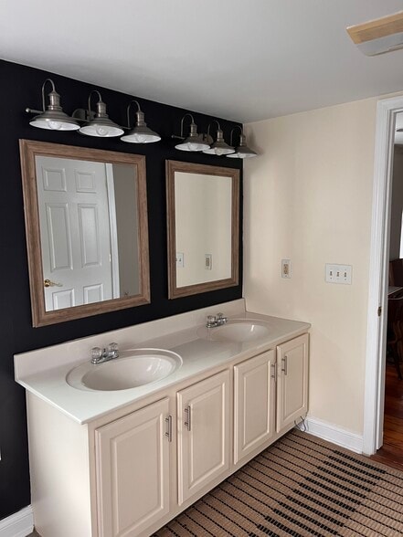 Bathroom double vanity - 421 Boas St