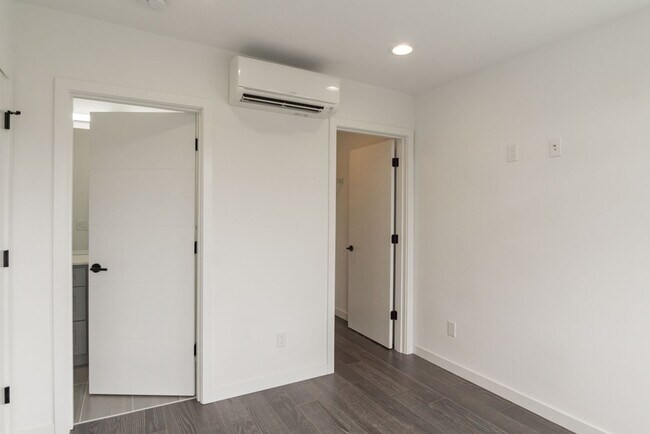 Building Photo - 2Bd/1.75Ba Seattle Townhome