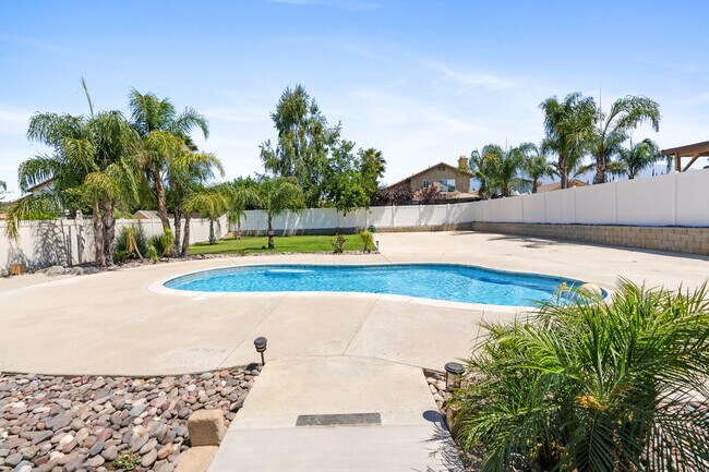 Building Photo - 422 Tartan Way