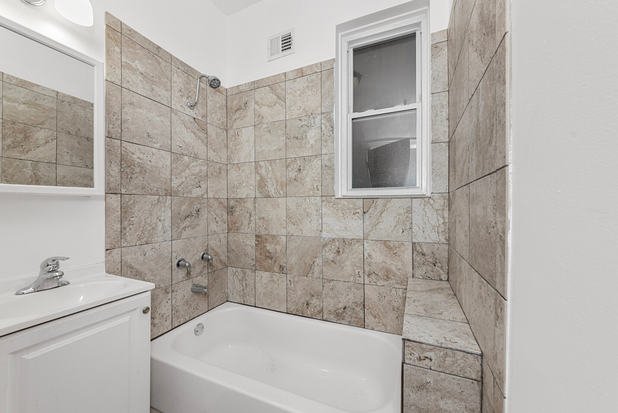 Building Photo - 1353 W Catalpa Ave