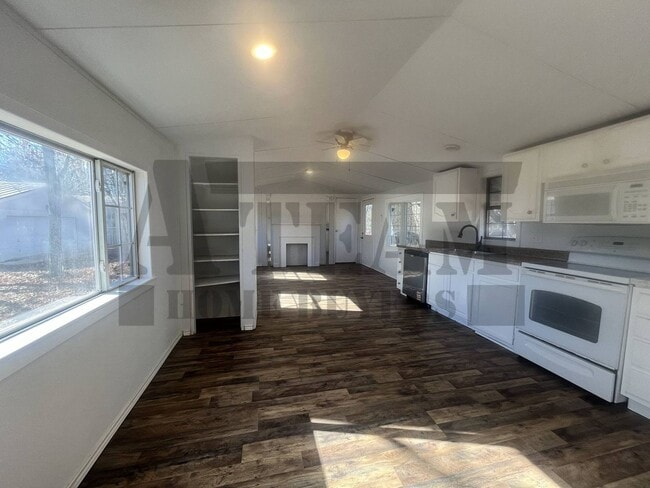 Building Photo - Cozy 2-bedroom, 1.5-bathroom home