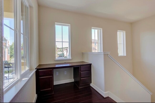 Building Photo - 581 Selby Lane