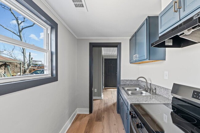 Building Photo - 934 Garibaldi St SW