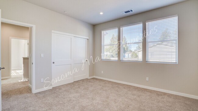 Building Photo - ~Newer Construction 3br/2.5ba Home in Sant...