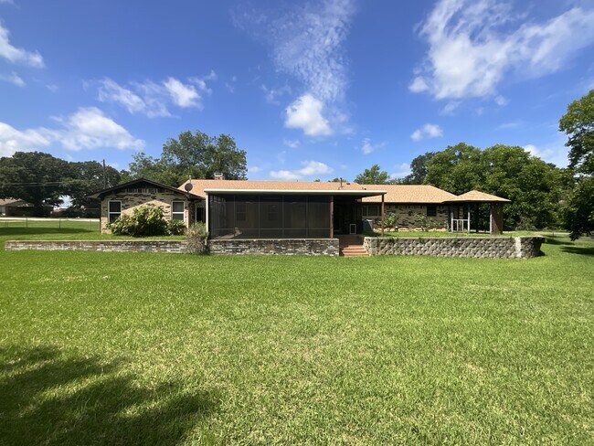 Building Photo - 530 Hilliard Dr