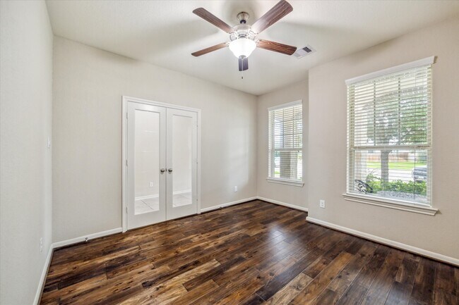 Building Photo - 1539 Giles Dr
