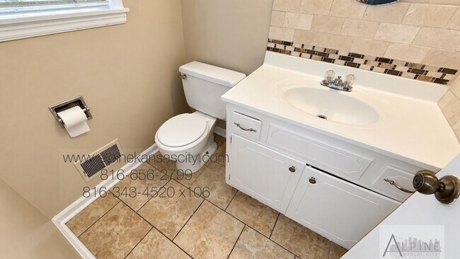 Building Photo - Beautiful Split Level, 5 TRUE Bedrooms!