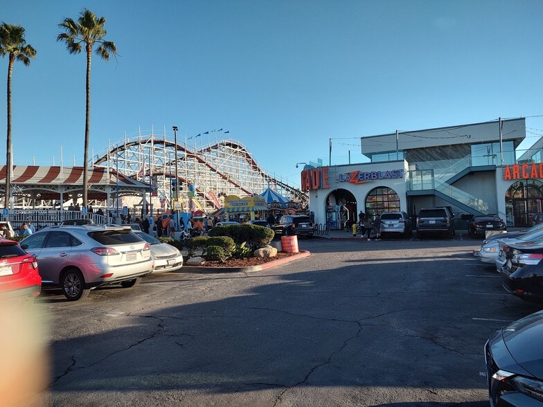 Huge Belmont Park amusement Park one block away - 830 Island Ct