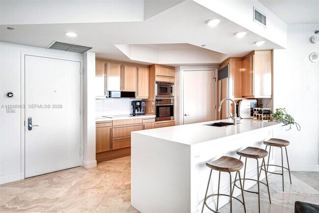 Building Photo - 1000 South Pointe Dr