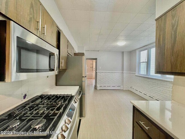 Building Photo - 304 E Elm St