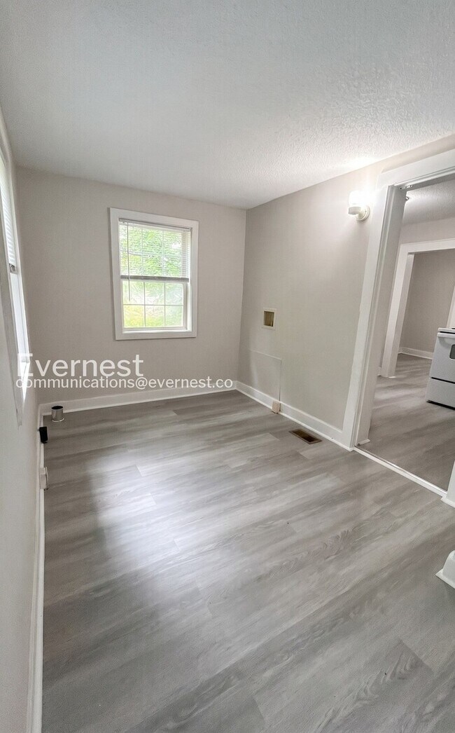 Building Photo - 2 Bed, 1 Bath Home with Off-Street Parking / Vouchers Accepted / Available Now!