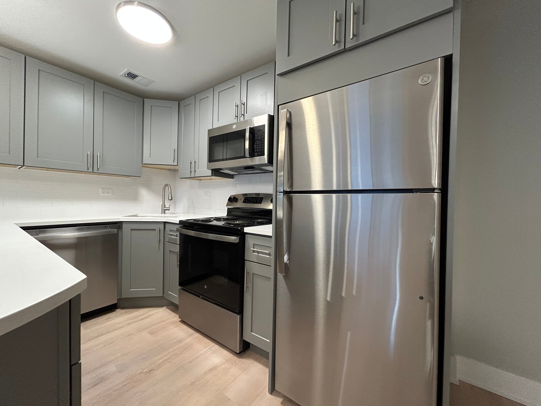 Building Photo - 1214 N La Salle Dr