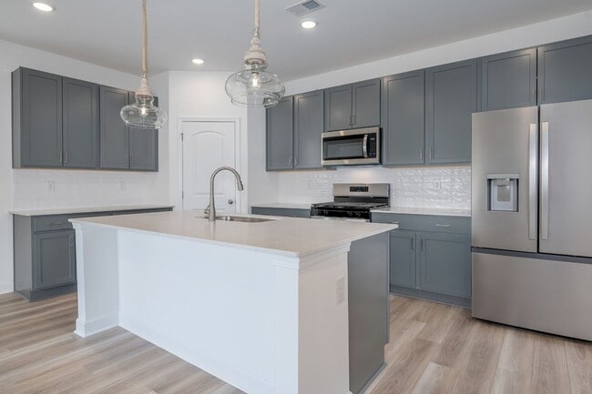 Building Photo - Spacious Old Hickory Townhome with Loft & Walk-In Closets