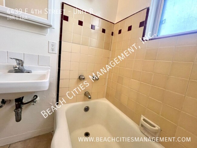 Building Photo - Cute One Bedroom Blocks Away from Beach an...