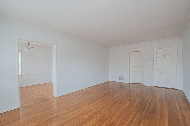 Building Photo - 1056 Carmona Ave