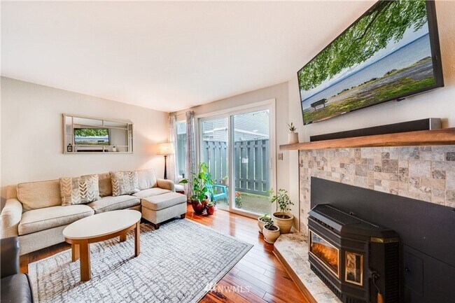 Building Photo - Beautifully Remodeled 2 bed/1.5 Bath Townh...