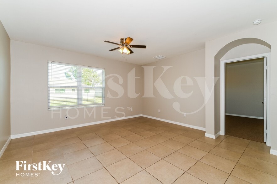 Building Photo - 933 SE 26th Terrace