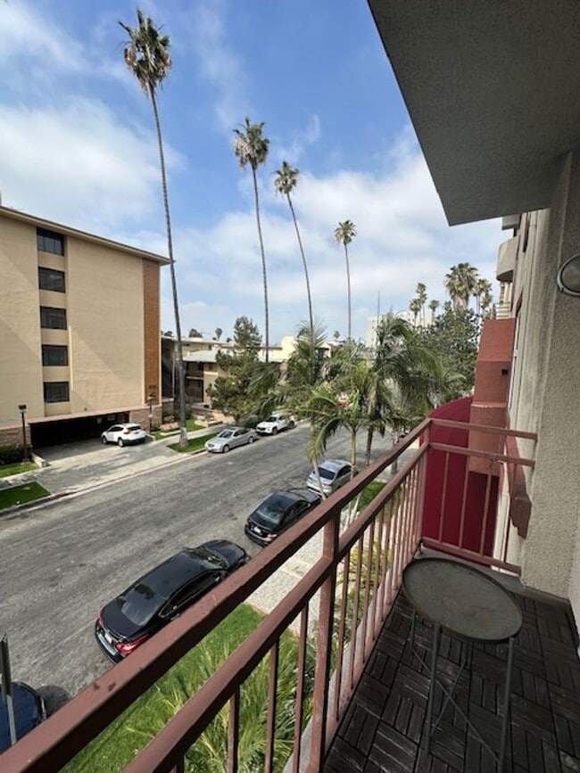 Building Photo - 620 S Gramercy Pl