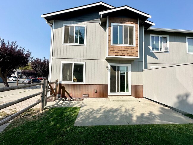Building Photo - Updated Townhouse in Ellenbsurg