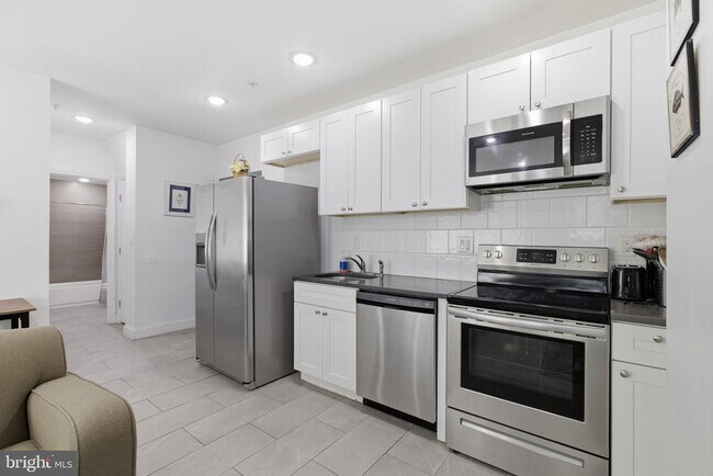 Building Photo - 925 N Broad St