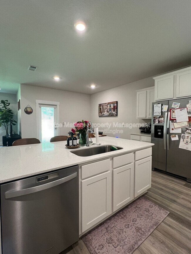 Building Photo - 5881 Cactus Dr