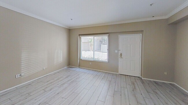 Building Photo - Townhome in Gated community in Woodland Hills