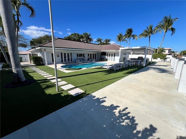 Building Photo - 5510 Bayview Dr